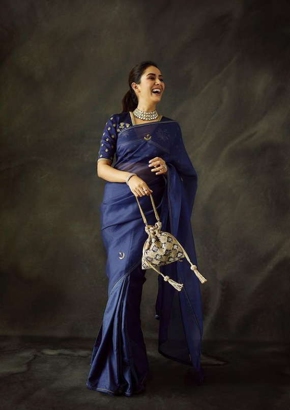 Mira Rajput, blue saree