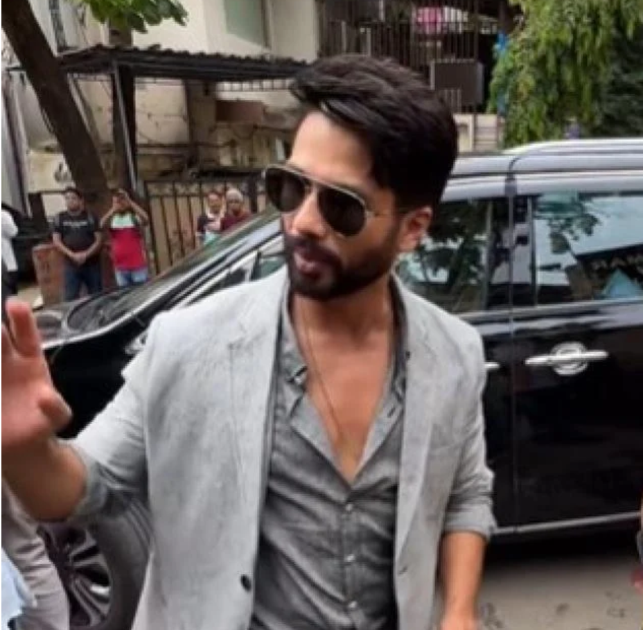 Shahid Kapoor Angrily Bashed The Paparazzi For Shouting As He Exits Half-Brother, Ruhaan Kapoor's Wedding Reception Party 9 Shahid Kapoor