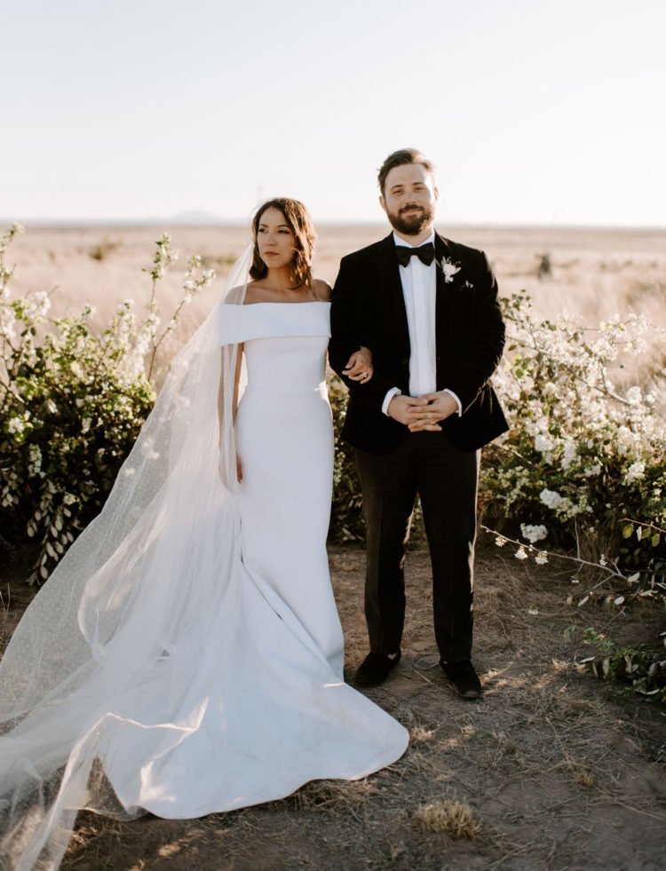 01 This modern black and white wedding took place in the desert and was done with perfect modern elegance 750x981 1