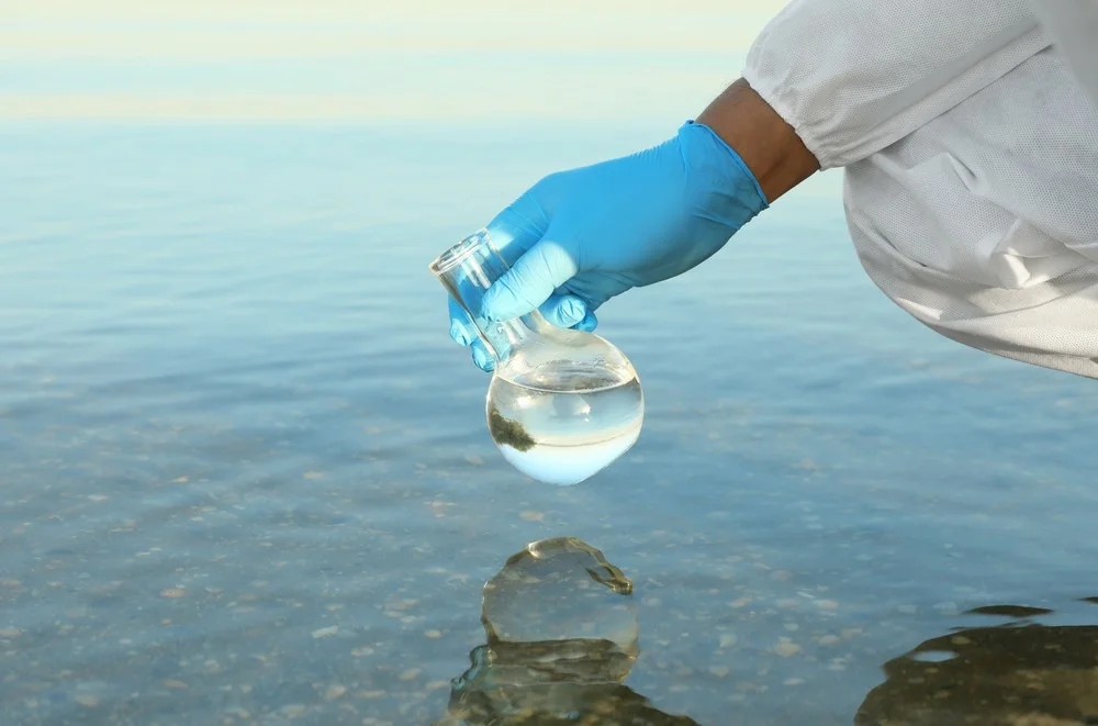 bottle of water, Plastic Fragments, Plastic Fragments in water, nanoplastics,