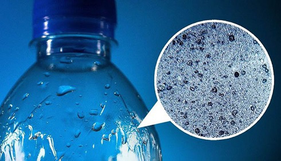 bottle of water, Plastic Fragments, Plastic Fragments in water, nanoplastics,