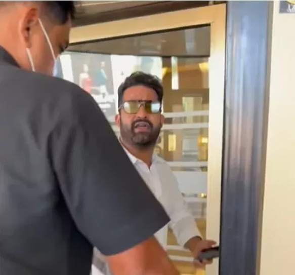 Paparazzo Tags Vijay Deverakonda, Jr NTR, Mahesh Babu, 'Fake', 'Woh Naklipan Karte..' 10 Vijay Deverakonda, Jr. NTR, and Mahesh Babu