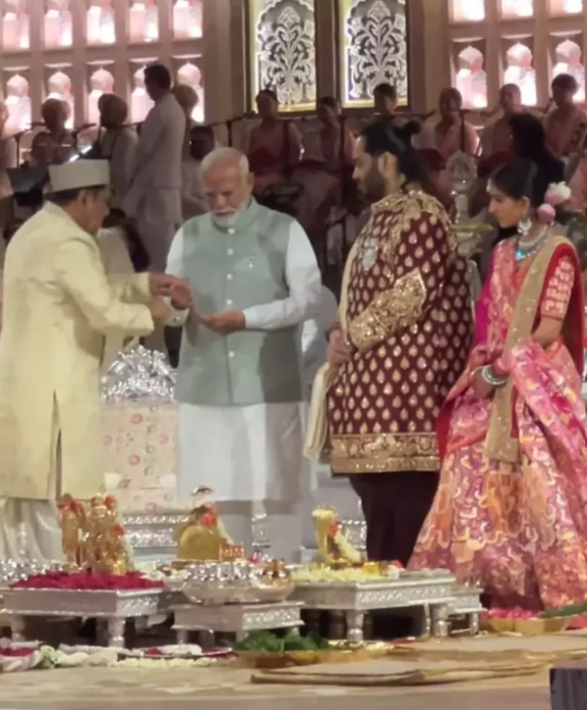 Prime Minister Narendra Modi blessed Radhika and Anant and even did the Sanatani rite