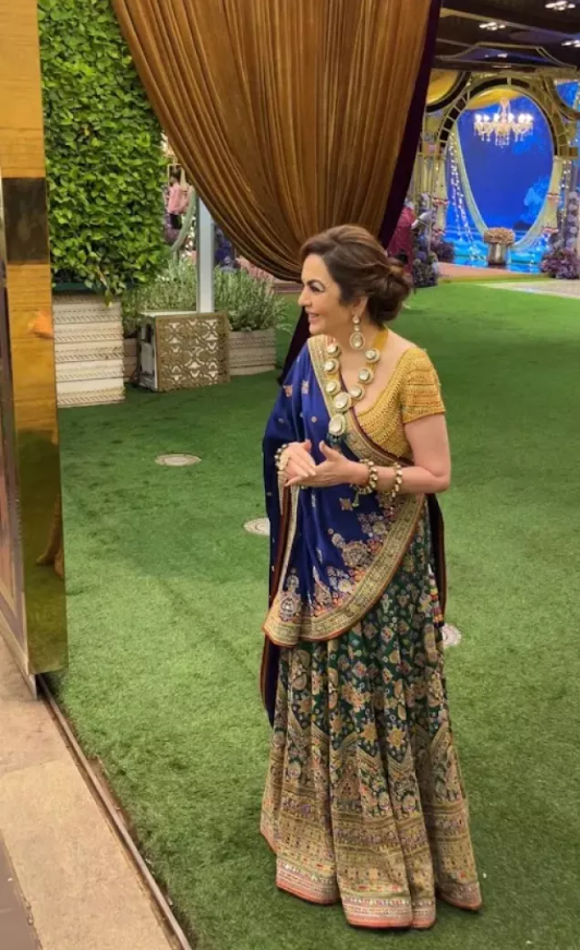 Nita Ambani lovingly speaks with the paparazzi and tells that she will deliver prasad for them