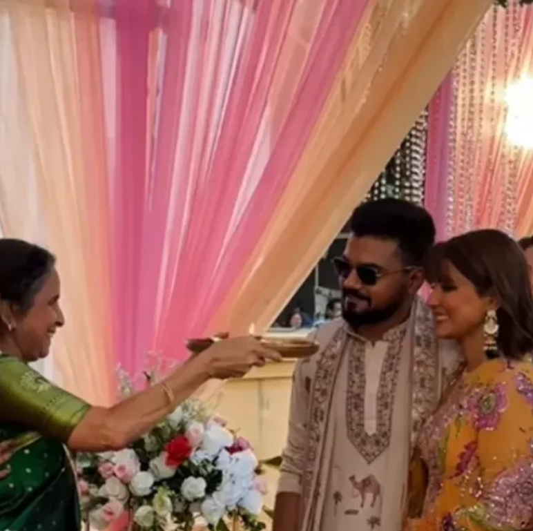 Hina Khan blushes when Rocky Jaiswal enters with baraat